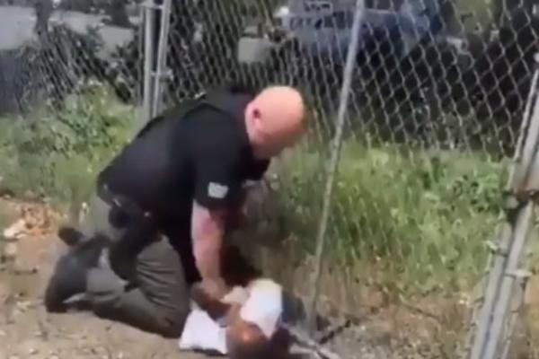 POLICAJAC PRIBIO DETE (14) UZ ZEMLJU I TUČE GA IZ ČISTA MIRA: Užasan slučaj policijske brutalnosti u SAD! (VIDEO)