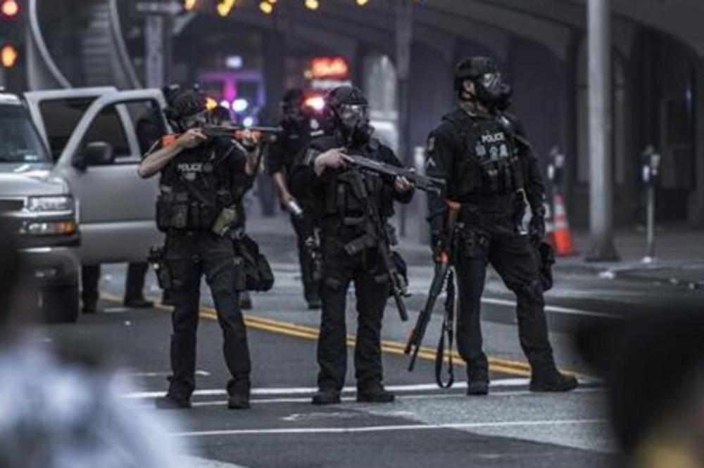 DRAMA U AMERICI: Ranjeno više policajaca, napadač se zabarikadirao