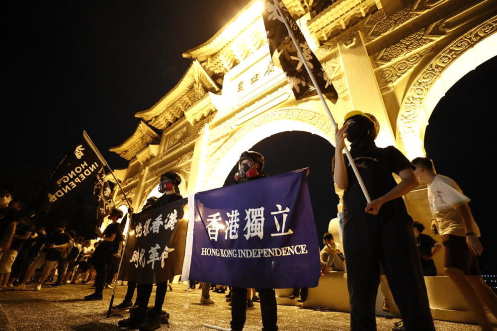 I U HONGKONGU SE SPREMA HAOS, POLICIJA VEĆ NAPADA SUZAVCEM: Demonstranti obeležili veliki ZLOČIN KINE