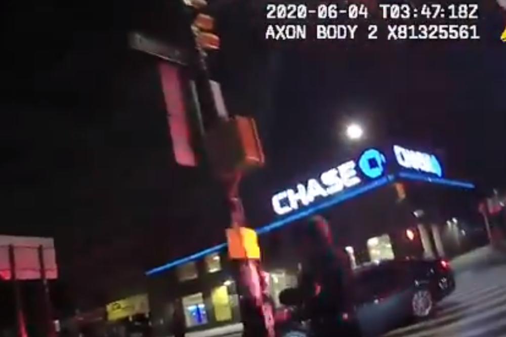 OVO JE TRENUTAK KAD JE LUDI BOSANAC NAPAO POLICAJCE U NJUJORKU: Cela Amerika gleda ovaj snimak i DRHTI! (VIDEO)