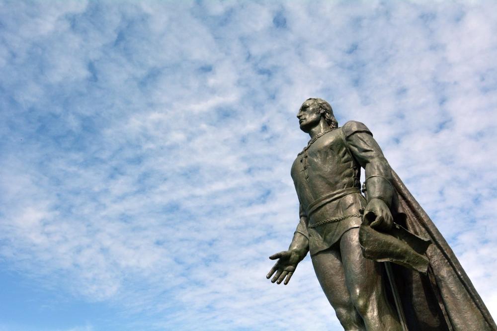 VEZALI JE KONOPCIMA I BACILI U VODU: Kolumbova statua srušena i u Baltimoru