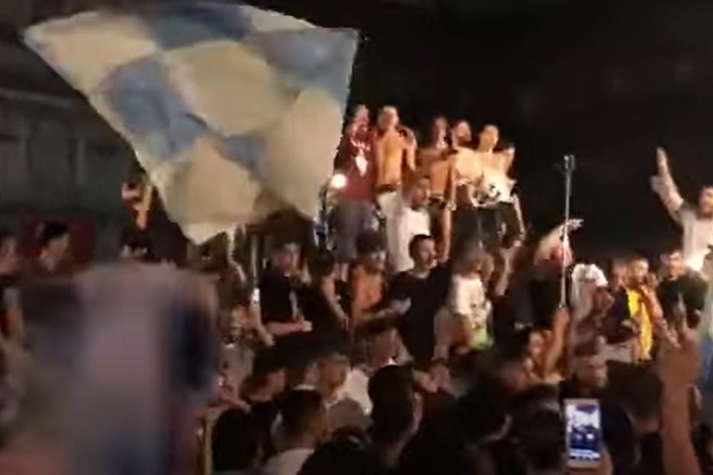GORI NAPULJ: Počasna pesma ispred stadiona i velika tuga zbog odlaska ikone Napolija!