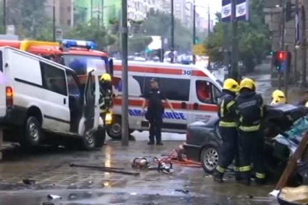 UDES U DUBROVAČKOJ ULICI: Autobusi i automobili stoje u koloni, dve osobe povređene!