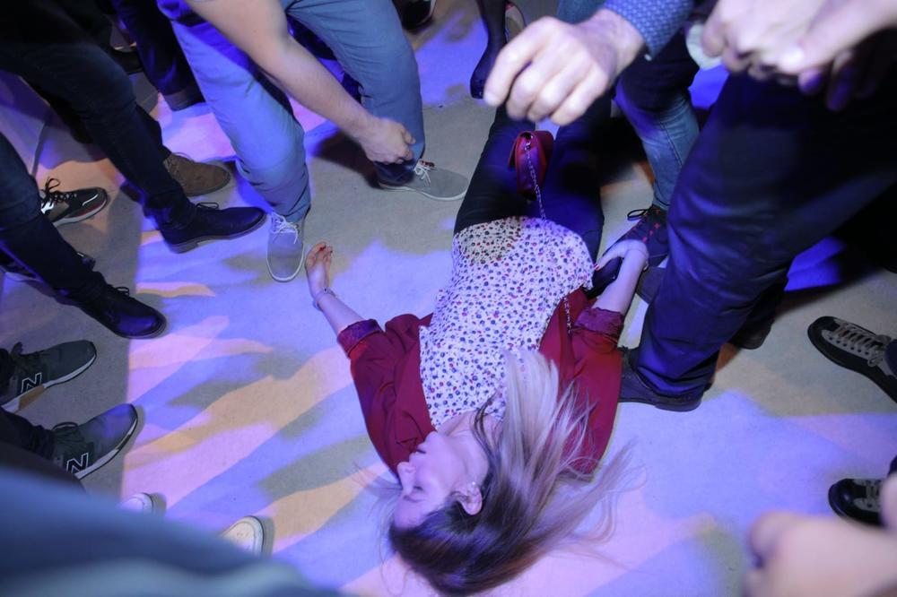 DRAMATIČNO! Otpuštena sekretarica Zorana Lutovca pala u nesvest! PROVERAVALI JOJ PULS (FOTO)