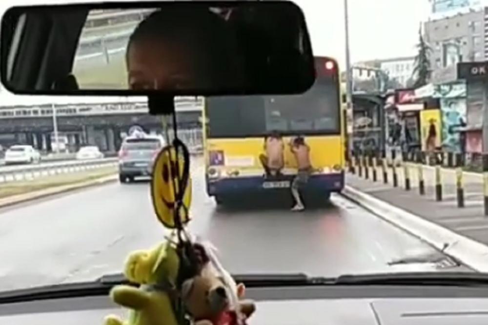 ŠTA SE BRE OVDE DEŠAVA?! Dva dečaka se zakačila za zadnji deo autobusa u pokretu, OVA SCENA TRESE SRBIJU! (VIDEO)