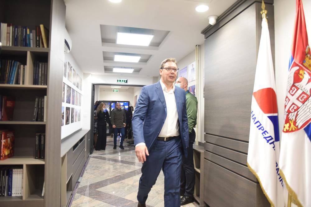 PREDSEDNIK SPREMAN ZA IZBORNU NOĆ: Aleksandar Vučić stigao u štab SNS, tu če sačekati rezultate! (VIDEO)