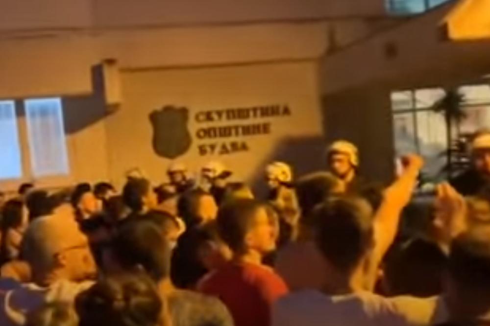 DRAMA U BUDVI: Policija obezbeđuje zgradu OPŠTINE, Carević i Radović pozvali građane da se raziđu