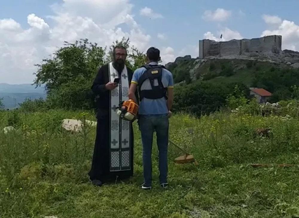 Iguman Mihailo moli albanskog mladića da ne ometa molitvu.