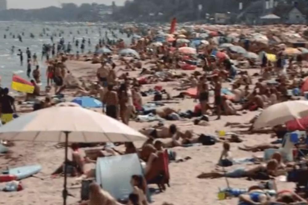 OVDE JUČE NI IGLA NIJE MOGLA DA PADNE! Turisti su pohrlili na ovu plažu uprkos upozorenjima! (FOTO)