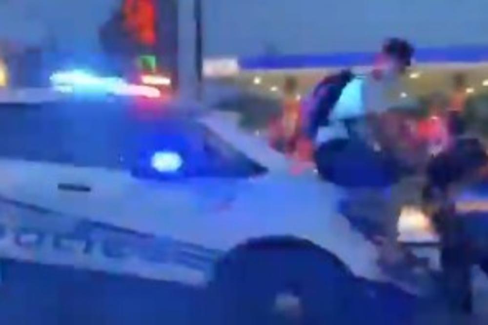 POLICIJSKI AUTO ULETEO U DEMONSTRANTE! Cika, dreka, ljudi na asfaltu! (UZNEMIRUJUĆI VIDEO)