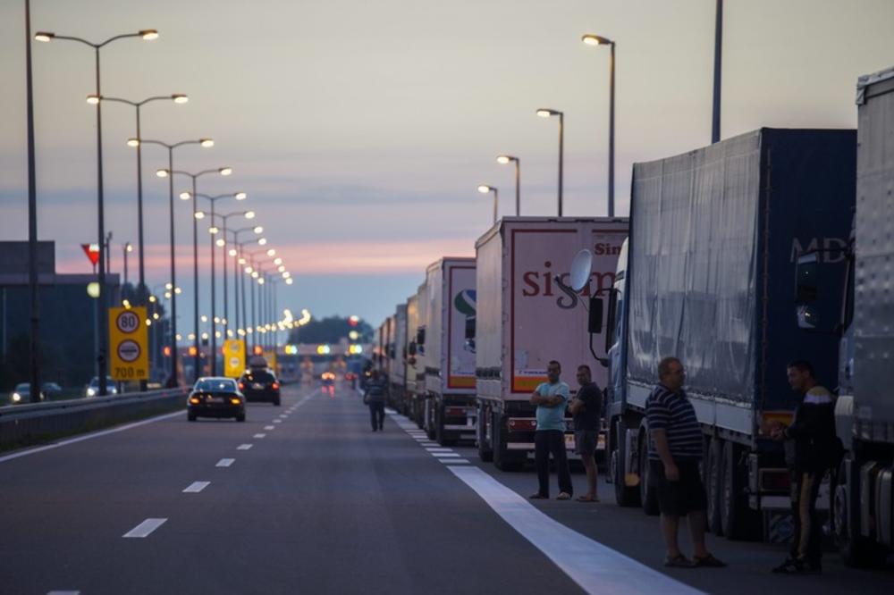 AMSS SAOPŠTIO: Kamioni na graničnim prelazima čekaju po četiri sata!