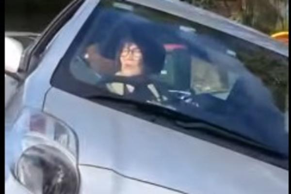 KAKO JE OVO MOGUĆE? Pogledajte kako je ova žena parkirala auto, svi se pitaju kako je uspela da ga digne! (VIDEO)