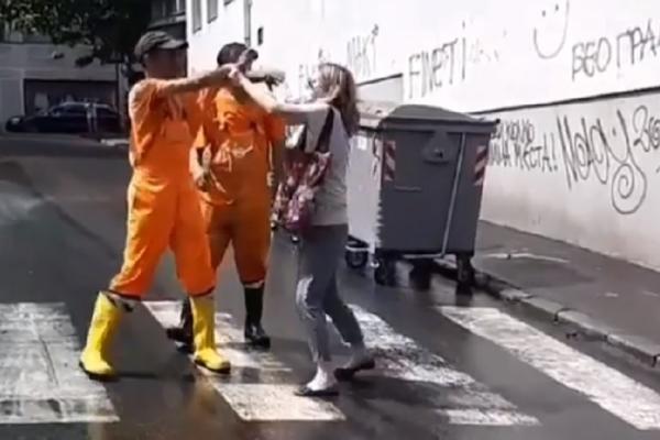 JEZIV SNIMAK ISPLIVAO NA MREŽAMA: Žena se obrušila na radnika Gradske čistoće, da li je ovo normalno?! (VIDEO)