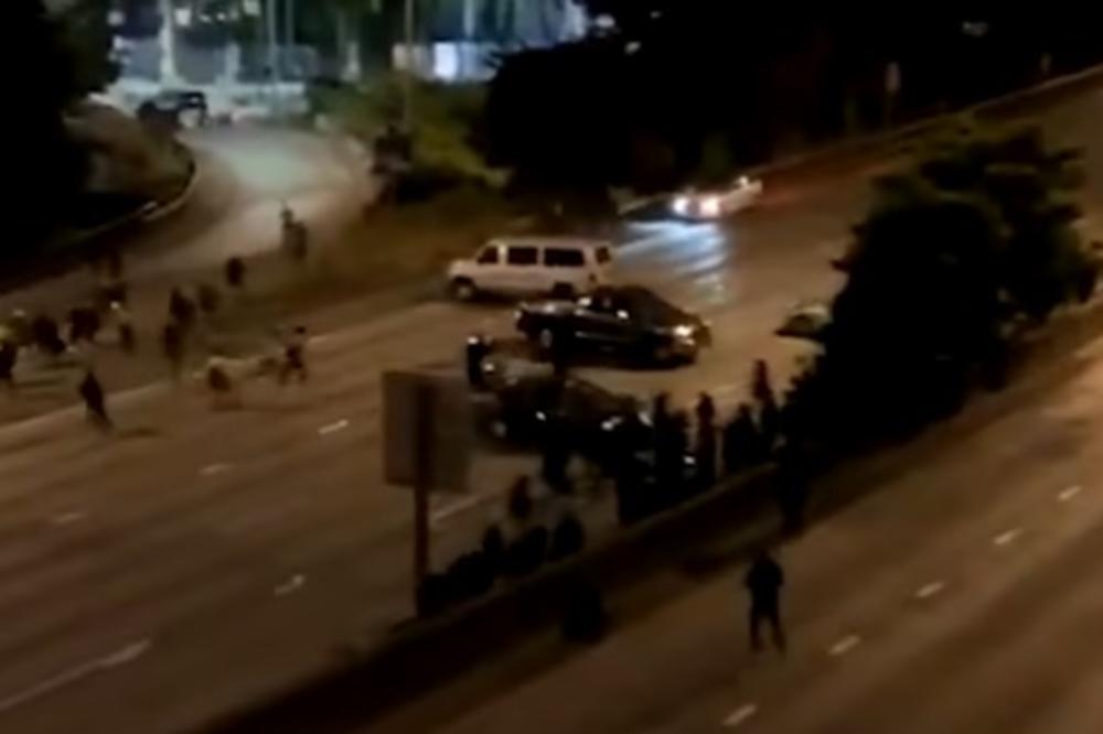 BRUTALNE SCENE IZ SIJETLA: Automobil prošao kroz barikade i pokosio demonstrante na auto-putu (UZNEMIRUJUĆE)