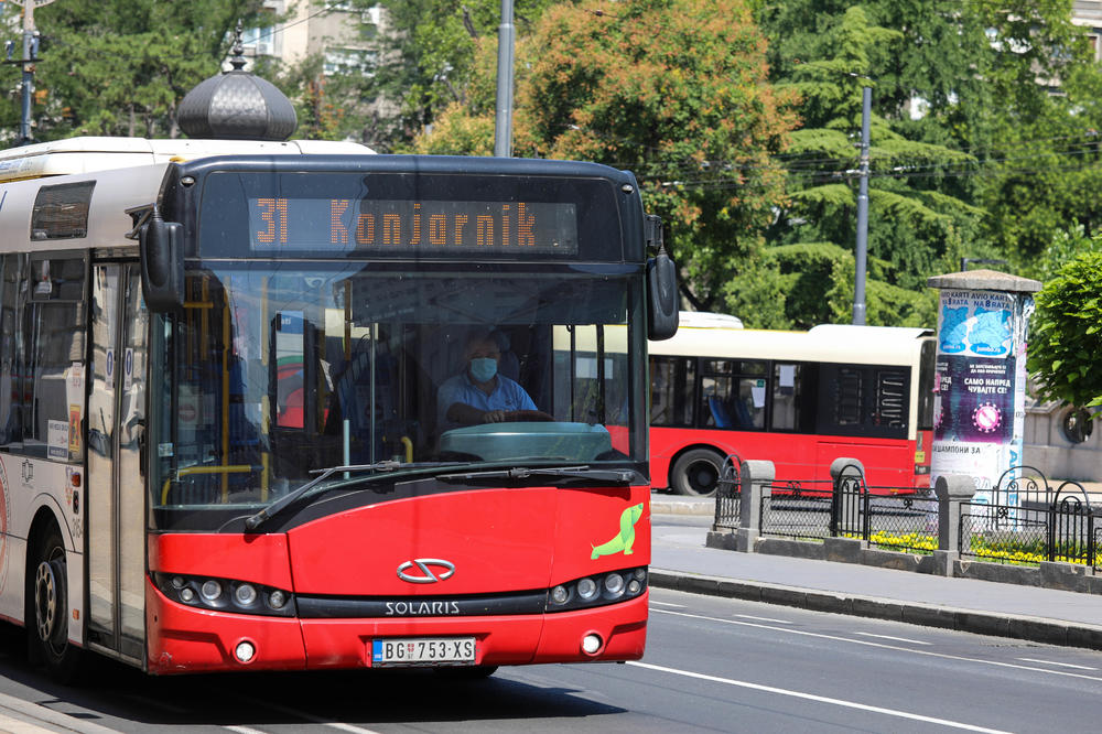PORUKA KOJA JE ODUŠEVILA GRAĐANE: Vozač očitao lekciju Beograđanima u javnom prevozu