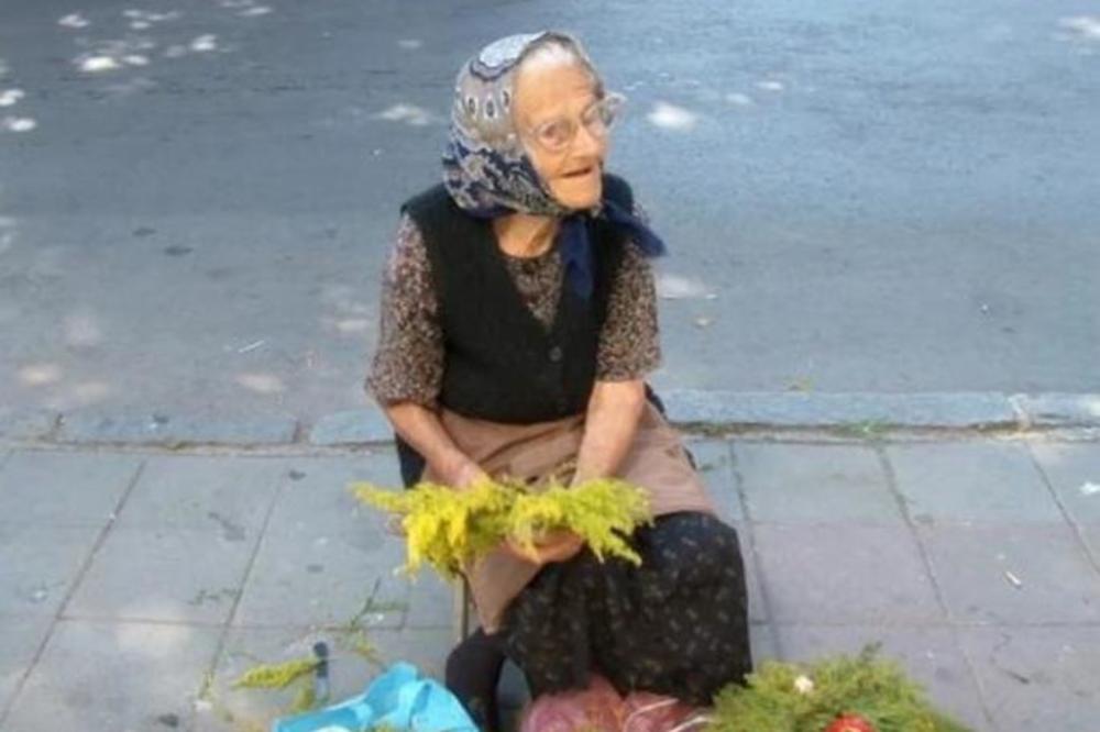 PENZIJU NEMAM, MORAM DA SE BORIM ZA ŽIVOT! Ova baka iz Obrenovca ima 96 godina i prodaje Ivanjdanske venčiće