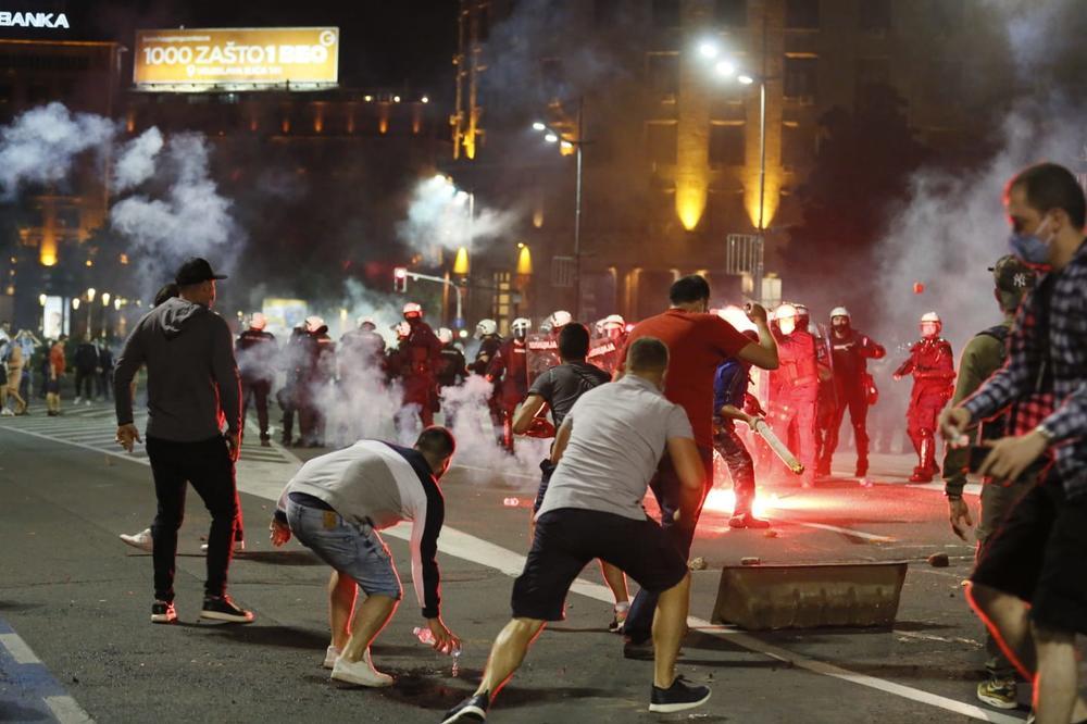 MUŠKARAC JE NOSIO ORUŽJE NA PROTESTU, POLICIJA GA ODMAH PRIVELA? Haos u Beogradu se nastavlja i dalje je opasno!