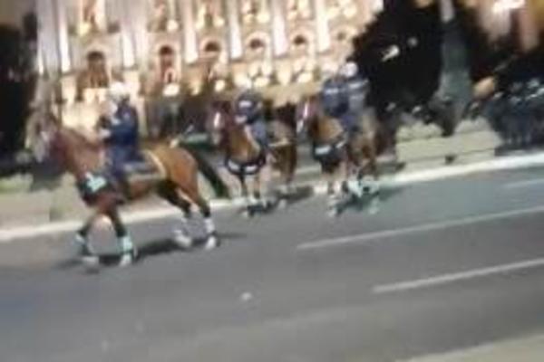 ZAUSTAVILI POLICIJU I BACILI NA NJIH BAKLJE I SUZAVAC! Konji beže po ulicama Beograda, demonstracije ne prestaju