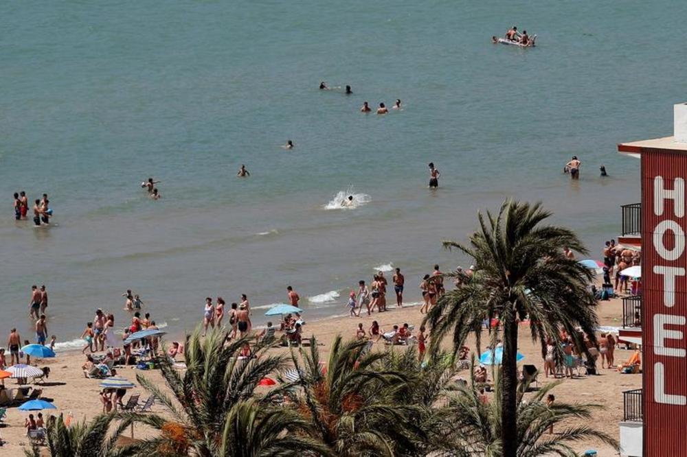 DA LI ĆE OVO DA IH KOŠTA? Plaže u Španiji prenatrpane, vlasti ih zatvaraju