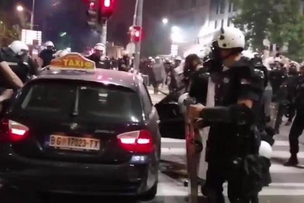 SUD ODLUČIO: Taksisti koji se zaleteo u kordon određen pritvor
