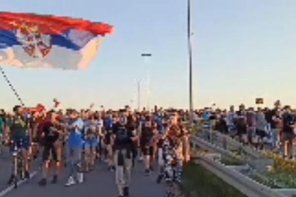 PROTEST U NOVOM SADU: Demonstranti uz pesmu Mitra Mirića prelaze most!