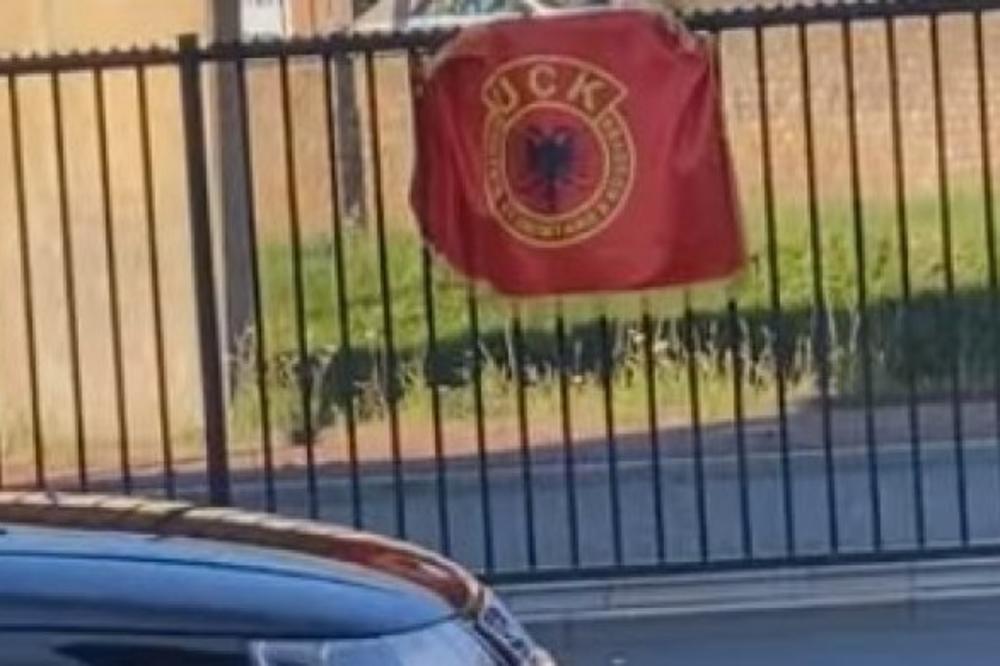 ČEKA TAČIJA! Zastava OVK postavljena ispred zgrade Haškog suda