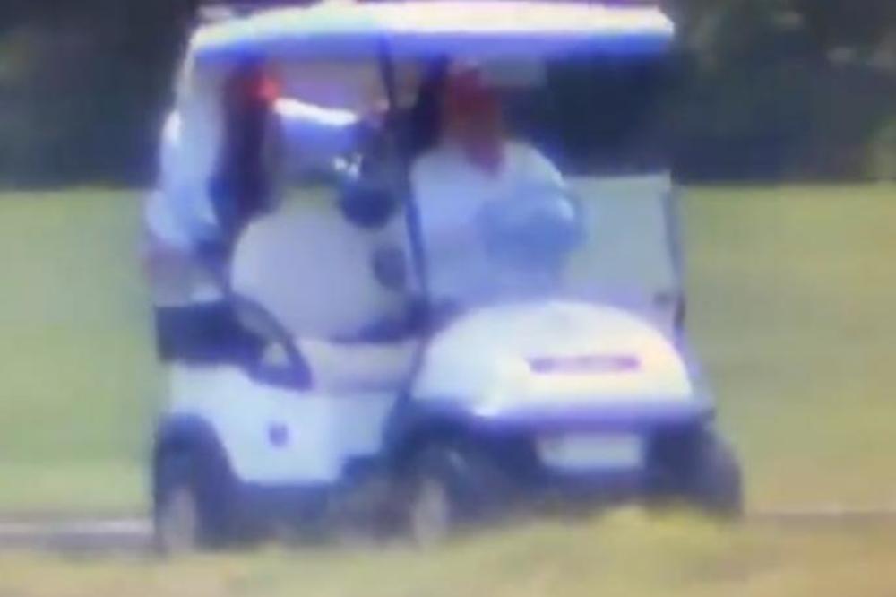 SMEH DO SUZA! Predsednik Tramp se MALKO ZANEO: Jurio rupe na golf terenu, a kedi visio sa vozila! (VIDEO)