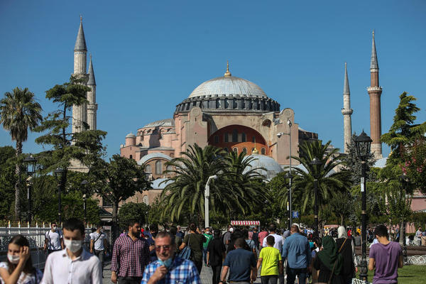 NJIMA NIŠTA SVETO NIJE: Turcima ne smetaju freske u Aja Sofiji za održavanje molitvi otkako je pretvorena u džamiju
