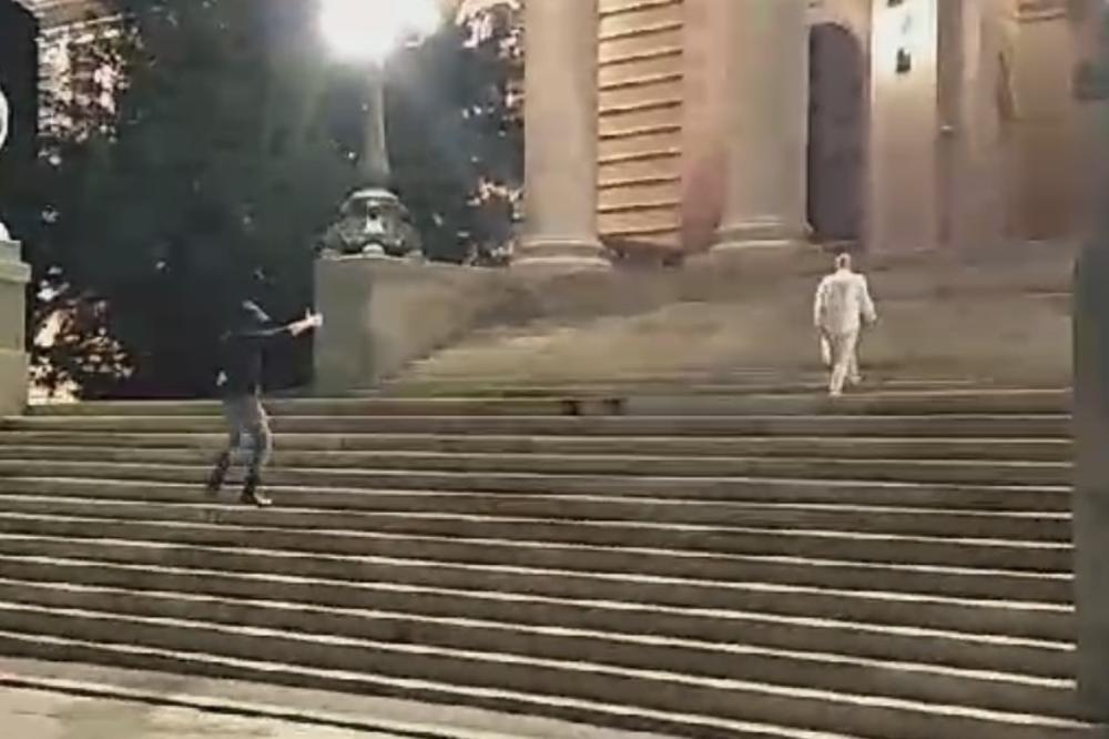 INCIDENT NA PROTESTU: Preskočili ogradu ispred Skupštine pa grubo vređali policajce (VIDEO)