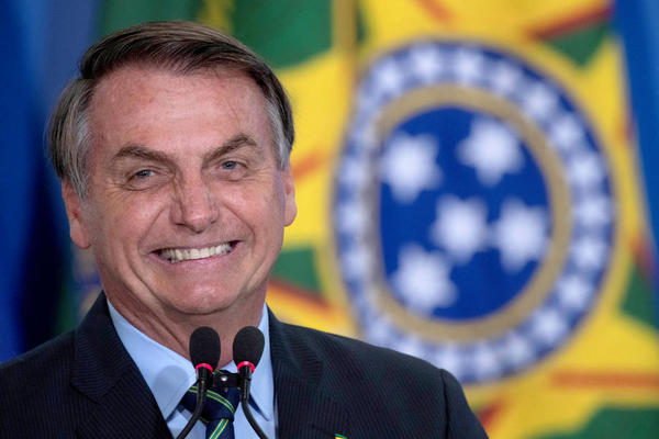 PRESELO JOJ JE: Bolsonaro hranio ptice u predsedničkoj palati, jedna ga je baš dobro gricnula