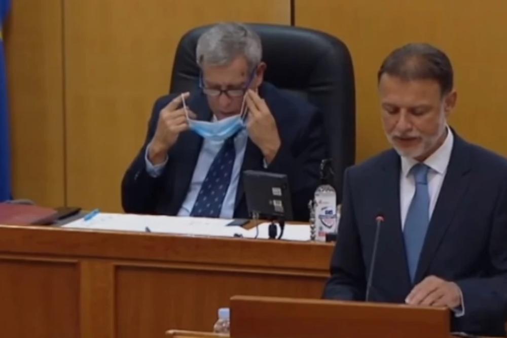 USRED SEDNICE HRVATSKOM POLITIČARU JE ZAZVONIO TELEFON: Odmah je skinuo svoju zaštitnu masku, evo zašto (VIDEO)