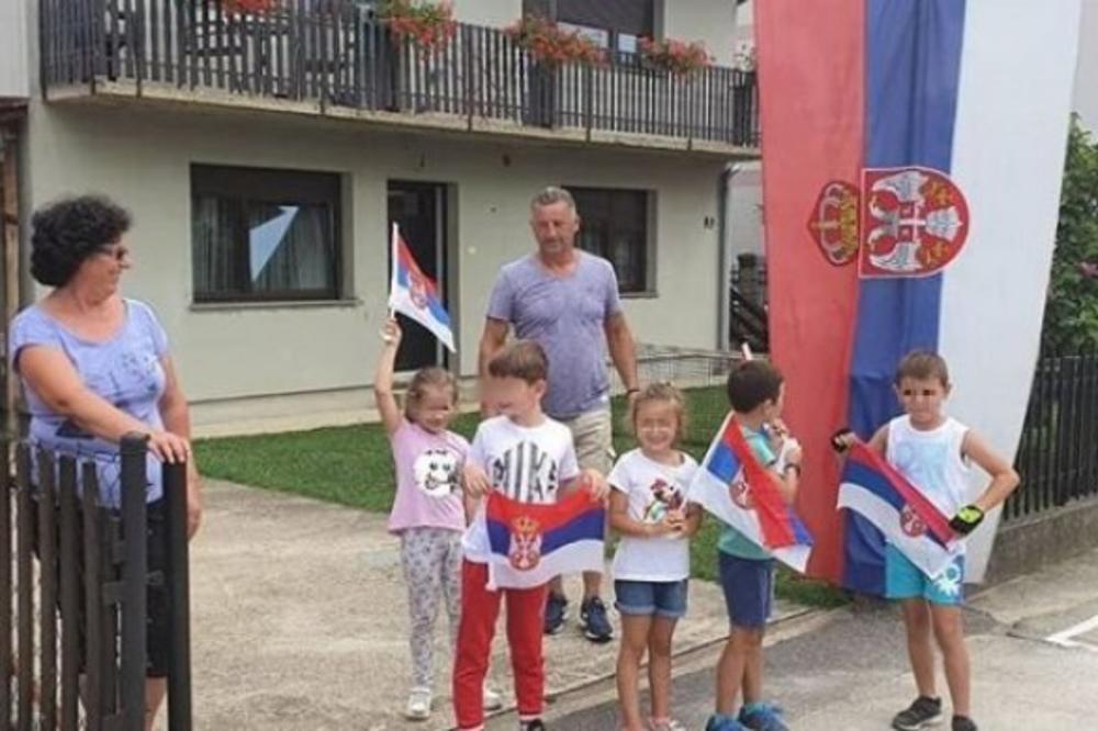 OVAKAV DOČEK NIJE OČEKIVAO! Petoro dece na kapiji pozdravilo Vučića, svi su u rukama držali OVO