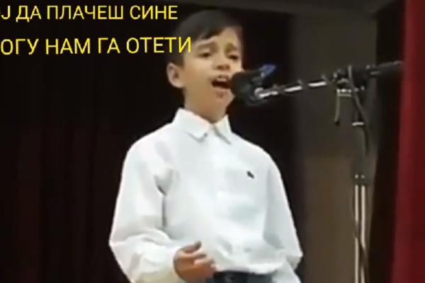 NEMOJ DA PLAČEŠ SINE, NE MOGU NAM GA OTETI! Dečak je recitovao pesmu, a onda je nastao muk, DA SE NAJEŽIŠ! (VIDEO)