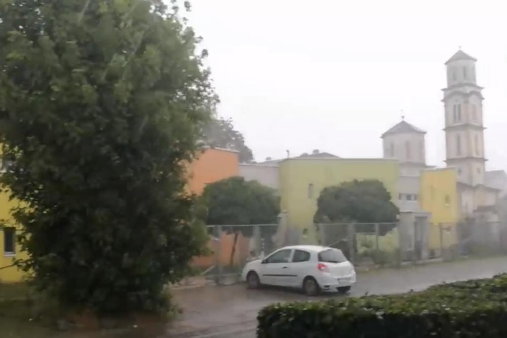 STRAVIČNO NEVREME POKOSILO BANJALUKU: Padao grad veličine lešnika, SADA IDE KA SRBIJI (VIDEO)