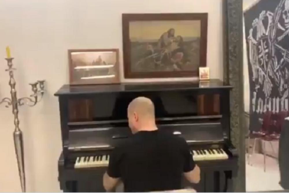 OVO NISTE OČEKIVALI? Pavle Levijatan svira klavir pa rastura, i to ne bilo koji klavir! (VIDEO)
