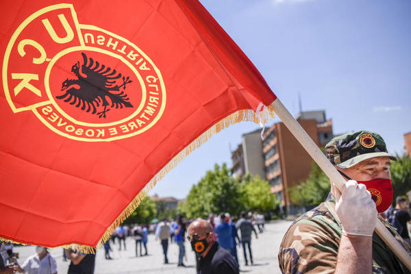 U SUPROTNOM ZATVOR?! Albanci teraju da Srbe da slave i usvoje zakon OVK?!