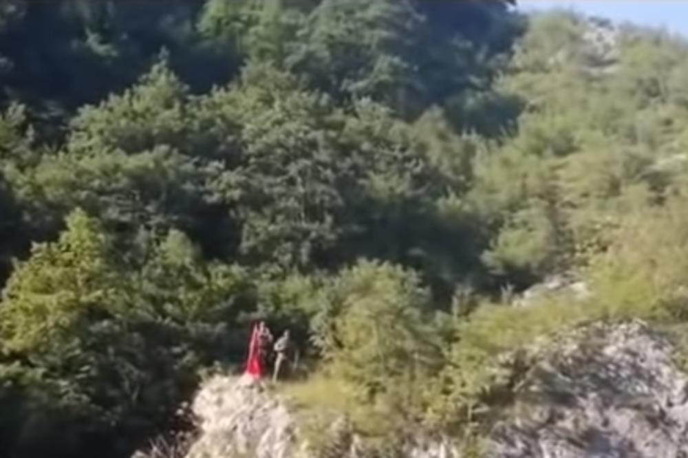 POGLEDAJTE KAKO JE VOJSKA SRBIJE UKLONILA ALBANSKU ZASTAVU SA OBALE JEZERA GAZIVODE: Paklena provokacija! (VIDEO)
