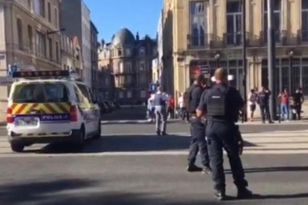 NAORUŽANI NAPADAČ DRŽI TAOCE U BANCI: Drama Francuskoj, policija opkolila ceo objekat! (VIDEO)