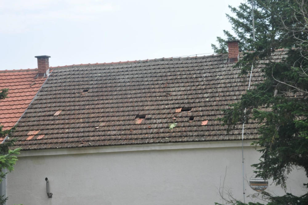 Škola na udaru huligana: Kamenjem gađali fasadu, oštetili crep pa kiša potopila kuhinju (FOTO)