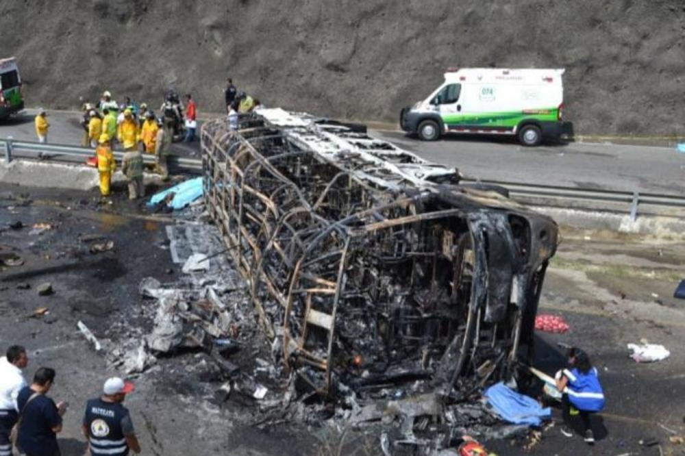 AUTOBUS UŽASA U MEKSIKU SURVAO SE NASRED AUTO-PUTA: Najmanje 13 poginulih (FOTO)