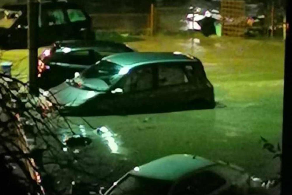 OPŠTI POTOP U SJENICI: Nevreme opustošilo sve, voda se sručila na grad, automobili doslovno plivaju! (VIDEO)