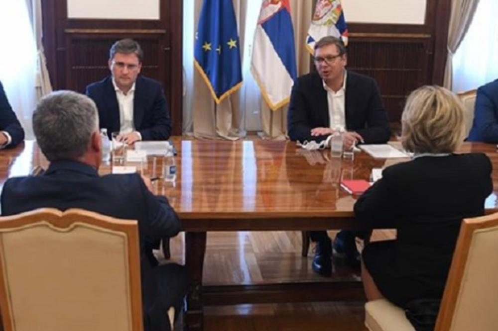 SASTANAK UVELIKO TRAJE: Vučić se sastao sa predstavnicima Hrvatskog nacionalnog vijeća u Srbiji! (FOTO)
