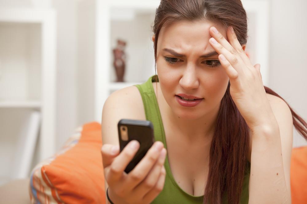 DEVOJKE OBRATITE PAŽNJU: Ukoliko vam dečko šalje neke od ovih 8 SMS poruka znači da vam je veza na IZMAKU!