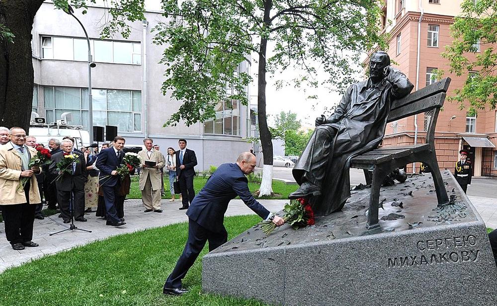 Vladimir Putin polaže cveće na spomenik Sergeju Mihalkovu u Moskvi