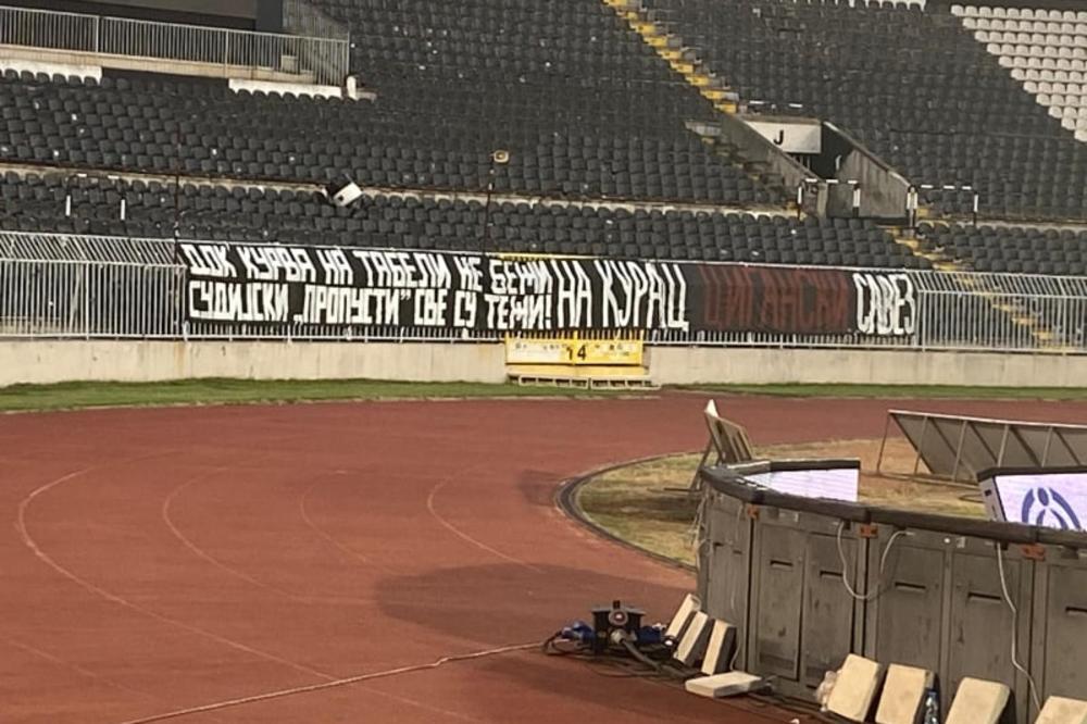 BRUTALNE UVREDE GROBARA NA RAČUN ZVEZDE: Zbog ovog transparenta je kasnila utakmica Partizana!