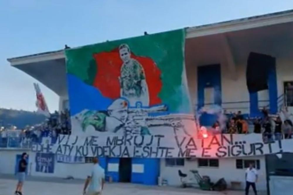 JEZIVE UVREDE NAVIJAČA TIRANE: Srpska vojska na udaru albanskih huligana koji su istakli odvratan transparent!