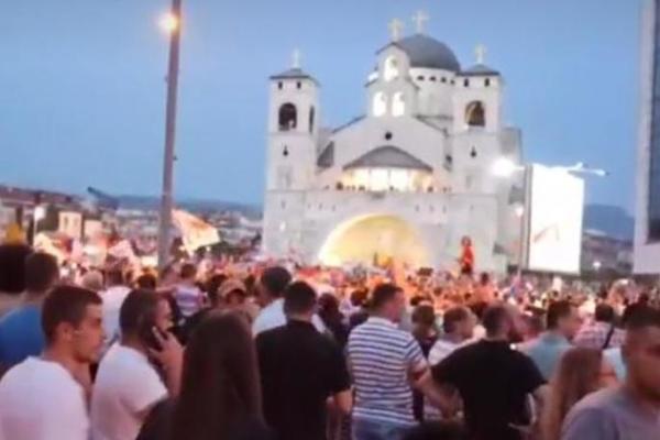 PODGORICA NA NOGAMA! Slavi se pobeda OPOZICIJE: Više hiljada građana okupilo se ispred Hrama