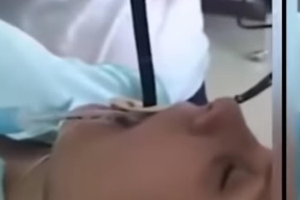ZASPALA JE U DVORIŠTU A ONDA JE POČEO BOL: Lekari su joj iz usta izvukli JEZIVU NEMAN (VIDEO)