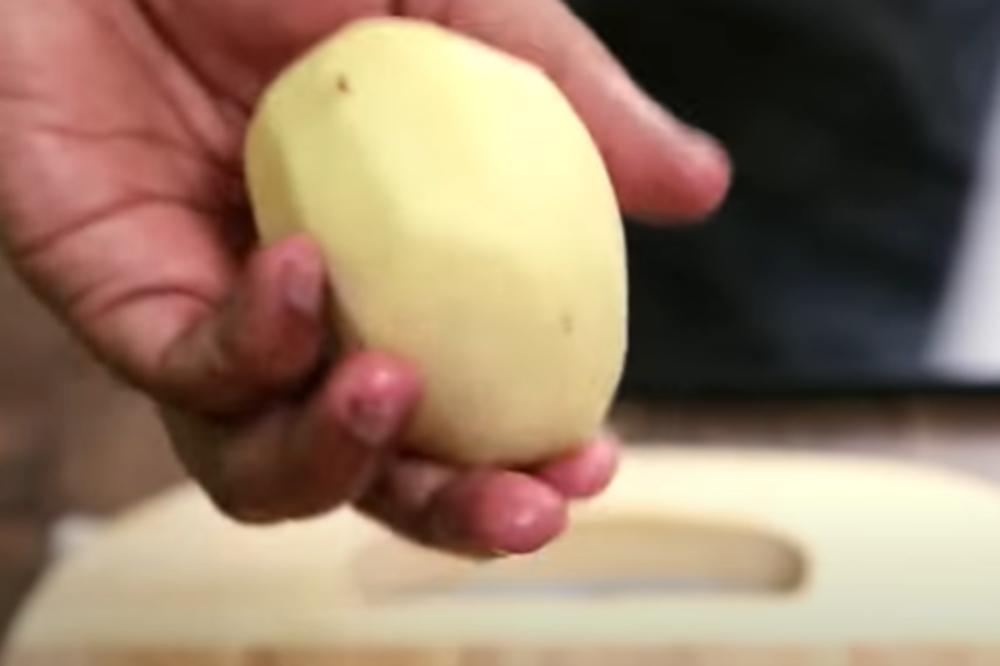SRPKINJE POLUDELE ZA OVIM TRIKOM: Evo kako najbrže oljuštiti krompir, BEZ NOŽA i mučenja (VIDEO)