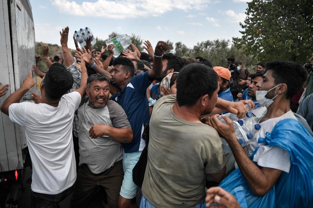 POLICIJA SUZAVCEM UDARILA NA MIGRANTE: Prvo je uništen izbeglički kamp - a sada i OVO! (FOTO)